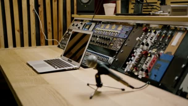 Profesyonel Ses Kayıt Stüdyosu Ekolayzırı Mikrofon Yakın Çekim Ses Mühendisliği — Stok video