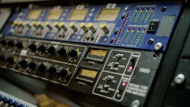 旧的专业模拟音量计 在录音室测量 显示分贝特写 — 图库视频影像