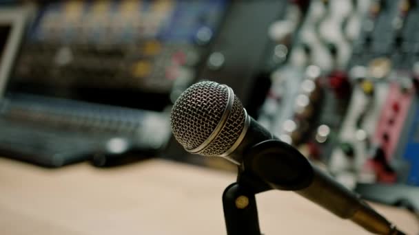 专业录音演播室均衡器麦克风特写音响工程师录音设备 — 图库视频影像