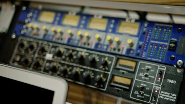旧的专业模拟音量计 在录音室测量 显示分贝特写 — 图库视频影像