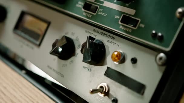 デシベルクローズアップを示すレコーディングスタジオでのプロのアナログボリュームメーターの古いディスプレイ — ストック動画