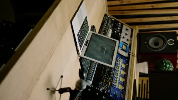 录制演播室控制面板混合器与均衡器Fader按钮广播歌曲垂直录象 — 图库视频影像