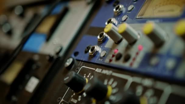 Engenheiro Som Conecta Cabo Áudio Fios Profissionais Com Conectores Estúdio — Vídeo de Stock