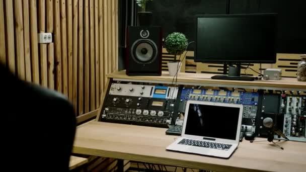 Junger Tontechniker Betritt Ein Professionelles Musikstudio Mit Monitoren Und Equalizer — Stockvideo