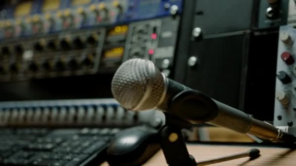 Profesjonalne Studio Nagraniowe Equalizer Mikrofon Zbliżenie Dźwięk Inżynier Nagrywanie Urządzenia — Wideo stockowe