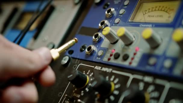 Geluidstechnicus Verbindt Audiokabel Professionele Draden Met Connectoren Muziekapparatuur Opnamestudio — Stockvideo