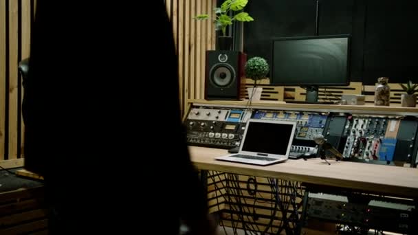 Junger Tontechniker Betritt Ein Professionelles Musikstudio Mit Monitoren Und Equalizer — Stockvideo