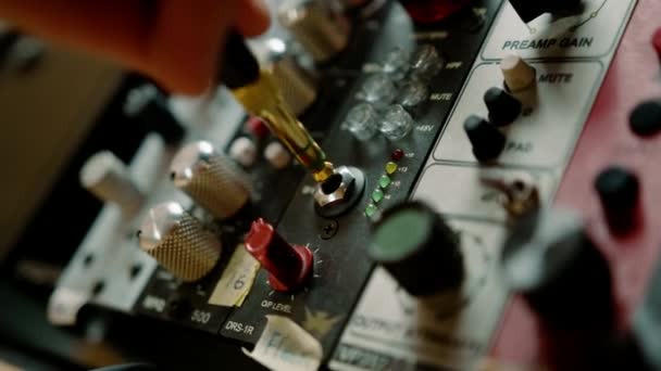 Realizator Dźwięku Łączy Kabel Audio Profesjonalne Przewody Złączami Sprzęt Muzyczny — Wideo stockowe