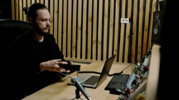Joven Ingeniero Sonido Que Pone Auriculares Trabajando Estudio Música Profesional — Vídeos de Stock