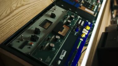 desibellerin dikey görüntülerini gösteren bir kayıt stüdyosundaki profesyonel analog hacim ölçümlerinin eski gösterimleri