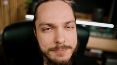 Genç ciddi ses mühendisinin portresi profesyonel ev müziği kayıt stüdyosu şarkı kaydetmede ustalaşıyor