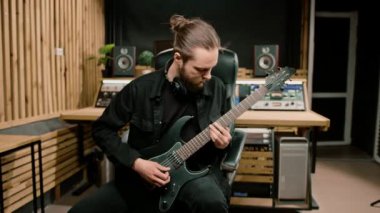 Elektro gitar kayıt stüdyosu ile rock sanatçısı kendi müzik enstrümanları melodisini çalıyor.