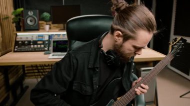 Elektro gitar kayıt stüdyosu ile rock sanatçısı kendi müzik enstrümanları melodisini çalıyor.