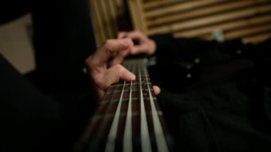 Elektro gitar kayıt stüdyosu olan rock sanatçısı kendi şarkısını çalıyor şarkı enstrümanları yaratıyor dikey videoları kapatıyor