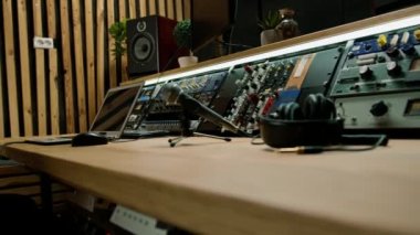 Elektro gitar kayıt stüdyosu ile rock sanatçısı kendi müzik enstrümanları melodisini çalıyor.
