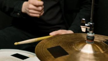 Davulcu profesyonel bir müzisyenin prova stüdyosunda davul çalar. Bir şarkı enstrümanın yakın çekimini geçer.