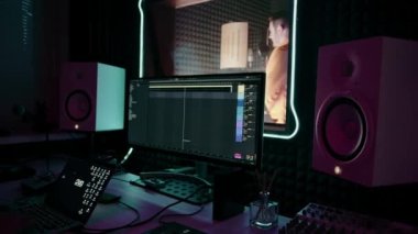 Stüdyo ses mühendisi yapımcısı şarkıları ekran renkli ses parçalarını profesyonel müzik ekipmanlarıyla karıştırdı
