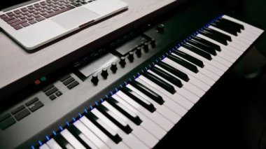 Profesyonel müzik enstrümanı sentezleyicisinin anahtarları. Stüdyo şarkıları hobisinin yakın plan çekiminde.