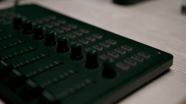 Uzaktan kumanda karıştırıcı ses düzeyini ayarla Müzik Kaydı stüdyo eşitleyici düğmeleri oluştur