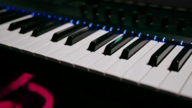 Profesyonel müzik enstrümanı sentezleyicisinin anahtarları. Stüdyo şarkıları hobisinin yakın plan çekiminde.