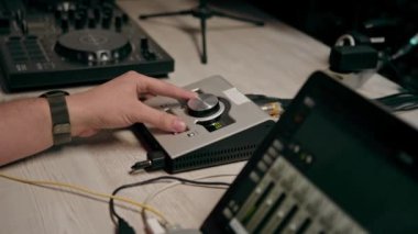 Profesyonel kayıt stüdyosu ses mühendisi ile parmak ses seviyesini ayarlar ses konsolu dengeleyicisi müzik yapar