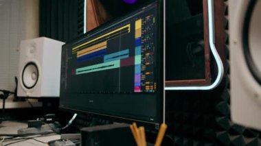 Stüdyo ses mühendisi yapımcısı şarkıları ekran renkli ses parçalarını profesyonel müzik ekipmanlarıyla karıştırdı
