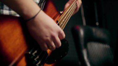 Kayıt stüdyosunda elektro gitarlı bir rock sanatçısı kendi şarkısını çalıyor şarkı enstrümanlarını yaratıyor.