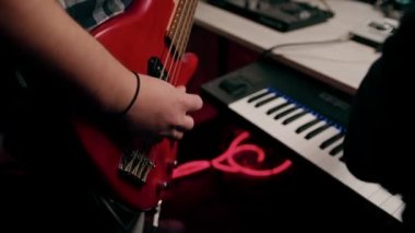 Kayıt stüdyosunda elektro gitarlı bir rock sanatçısı kendi şarkısını çalıyor şarkı enstrümanlarını yaratıyor.
