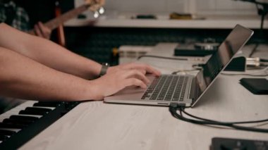 Profesyonel kayıt stüdyosu ses mühendisi ile parmak ses seviyesini ayarlar ses konsolu dengeleyicisi müzik yapar