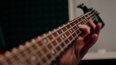 Kayıt stüdyosunda elektro gitarlı bir rock sanatçısı kendi şarkısını çalıyor şarkı enstrümanlarını yaratıyor.