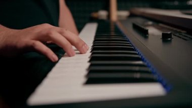 profesyonel kayıt stüdyosu ses mühendisi müzik yapımcısı sentezleyici tuşlarına basan müzisyen