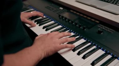 profesyonel kayıt stüdyosu ses mühendisi müzik yapımcısı sentezleyici tuşlarına basan müzisyen