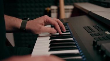 profesyonel kayıt stüdyosu ses mühendisi müzik yapımcısı sentezleyici tuşlarına basan müzisyen