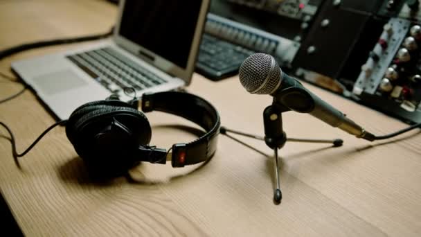 Profesjonalne Studio Nagraniowe Equalizer Mikrofon Słuchawki Zbliżenie Inżynier Dźwięku Sprzęt — Wideo stockowe