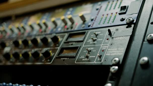Hang Mérnök Segítségével Digitális Audio Mixer Csúszkák Mérnök Nyomógombok Add — Stock videók