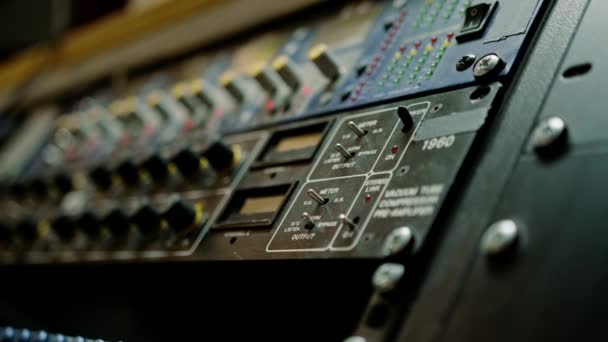 Hang Mérnök Segítségével Digitális Audio Mixer Csúszkák Mérnök Nyomógombok Add — Stock videók