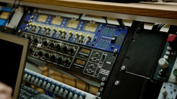 数字音频混合器滑块工程师按压电源按钮控制面板记录演播室技术员闭锁 — 图库视频影像