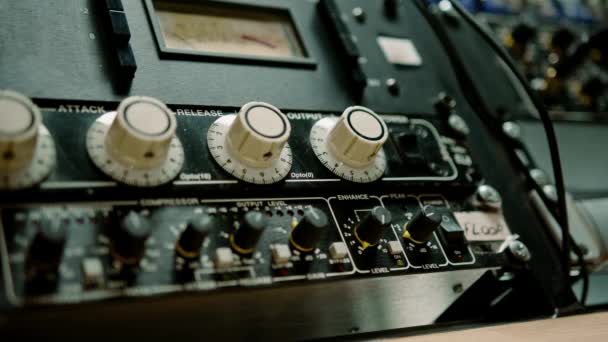 音频工程师使用数字音频混合器滑块工程师按键添加控制面板音量录音室技术员关闭 — 图库视频影像