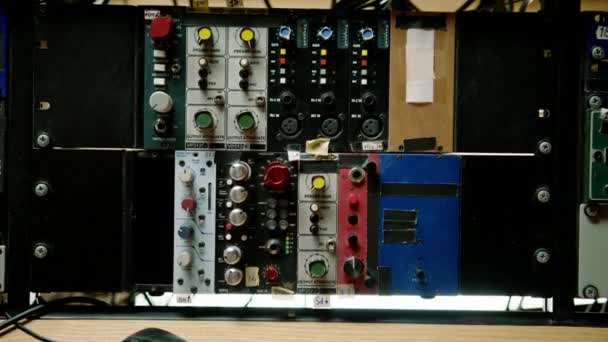 デジタル オーディオ ミキサー スライダー エンジニアの押すキーを使用してサウンド エンジニアはコントロール パネル ボリューム レコーディング スタジオの技術者を近づけます — ストック動画