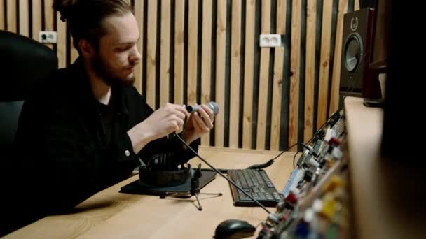 Ingeniero Sonido Conecta Micrófono Equipo Música Estudio Grabación Profesional Cerca — Vídeos de Stock