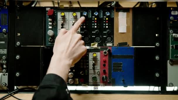 音频工程师使用数字音频混合器滑块工程师按键添加控制面板音量录音室技术员关闭 — 图库视频影像