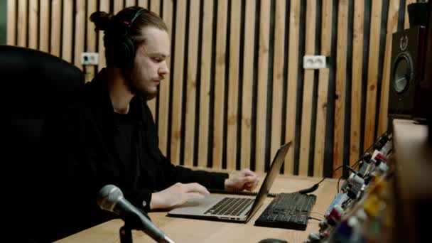 Joven Ingeniero Sonido Con Auriculares Trabajando Estudio Música Con Monitores — Vídeos de Stock