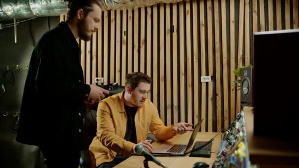 Ung Rockartist Diskuterar Inspelning Låt Sätter Hörlurar Professionell Inspelningsstudio Ljud — Stockvideo