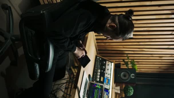 Insinyur Suara Muda Bekerja Studio Musik Dengan Monitor Dan Equalizer — Stok Video