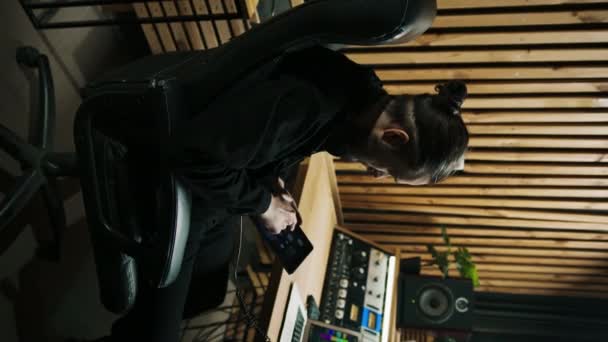 Junge Tontechniker Arbeitet Musikstudio Mit Monitoren Und Equalizer Hält Tablet — Stockvideo