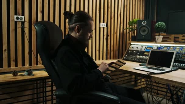 Ung Ljudtekniker Arbetar Musikstudio Med Bildskärmar Och Equalizer Innehav Tablett — Stockvideo