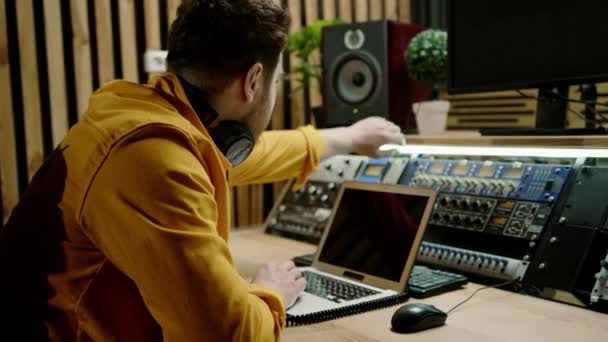 Joven Ingeniero Sonido Trabaja Estudio Música Con Monitores Ecualizador Mezclando — Vídeos de Stock