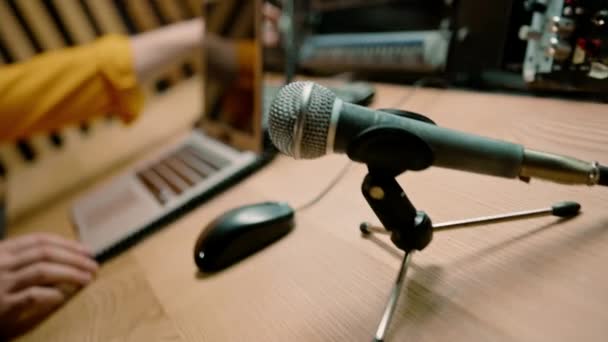 Profesionální Zvukový Záznam Studio Ekvalizér Mikrofon Close Zvukový Inženýr Zvukový — Stock video