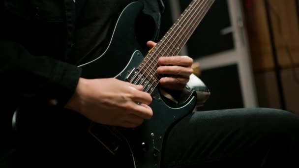 Wykonawca Rockowy Gitarą Elektryczną Studio Nagraniowym Odtwarzanie Własnego Utworu Tworzenie — Wideo stockowe