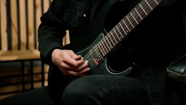 Rockový Umělec Elektrickou Kytarou Nahrávacím Studiu Nahrávání Vlastní Skladby Vytváření — Stock video
